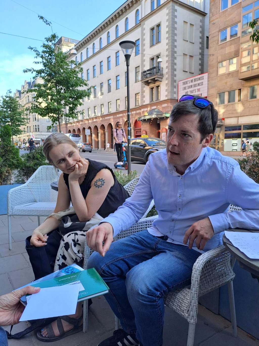 Varmt mingel i sommarsol 